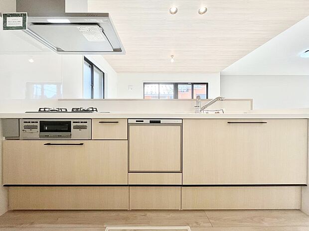 〜Kitchen〜　会話が弾むリビング、料理が愉しくなるキッチン。家は、ただ生活する場ではなく、暮らしを愉しく、快適にする場所。笑顔の毎日、安らぎの日々のために、最新の設備・仕様を採用。