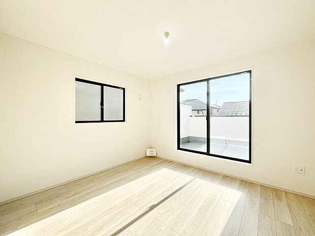 ~Bed Room~ 2面採光を確保した明るい室内は、風通しも良く、大変居心地の良い空間となっております。爽やかな風を感じて起きる朝は、快適生活の始まりに!日当たりや通風がとても良い住まい♪