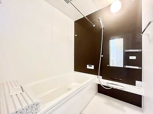 〜Bath Room〜　ゆったりと足を伸ばして入浴することが可能！一日の疲れを癒す貴重なバスタイムです。お子様とご一緒でも十分な広さなので、リビングとは違った家族団欒のひと時をお楽しみいただけます。