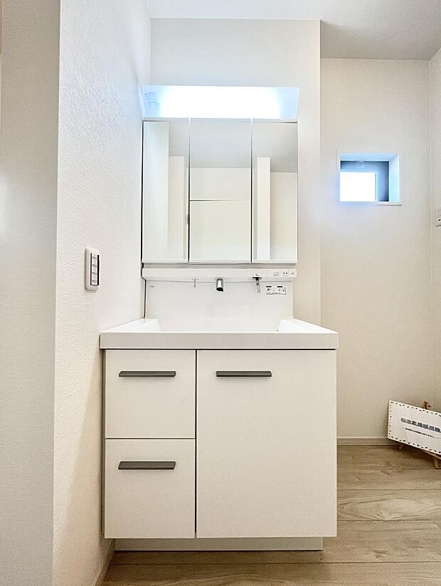 ~Dressing Room~ 清潔感溢れる色合いで統一されていると、スッキリと整った印象をうけます。 鏡の裏にはたっぷりと収納スペースを標準装備! 水廻りは、シンプルかつ機能性を重視して。