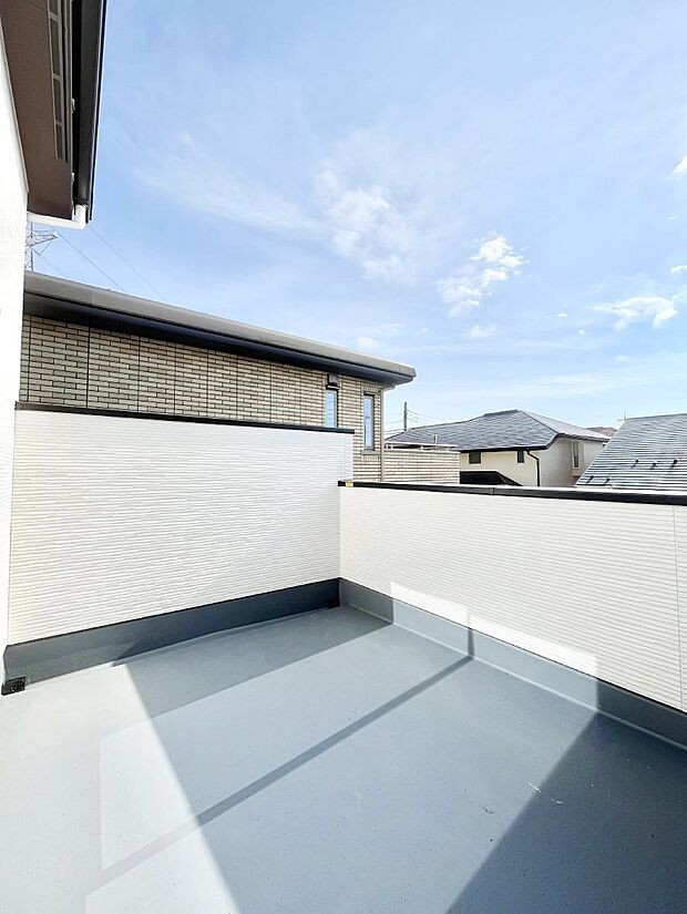 〜Balcony〜　南向きのバルコニーの前には雲以外に太陽を遮るものがありません。お洗濯物も乾きやすく、何より明るく気持ちのいい光が入ってきます。使いやすく開放的なバルコニーです♪