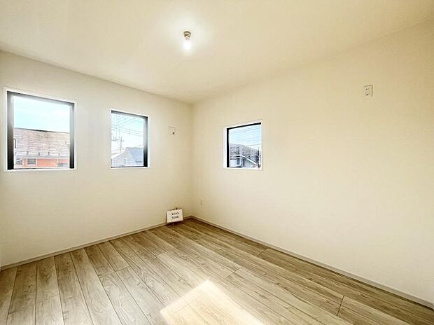 〜Bed Room〜　木の温もりがやさしいフローリングは安らぎをもたらすプライベート空間。明るめのフローリングですので、壁紙ともマッチし、お部屋を更に広く見せてくれる効果も。