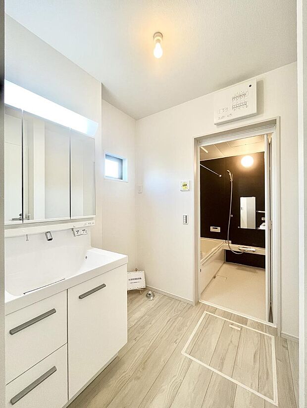 〜Dressing Room〜　明るく清潔感溢れるパウダールーム。毎日使う場所だからこそ、快適な空間となっております。シャンプードレッサーを採用しておりますので、朝シャンも手軽に出来ます。