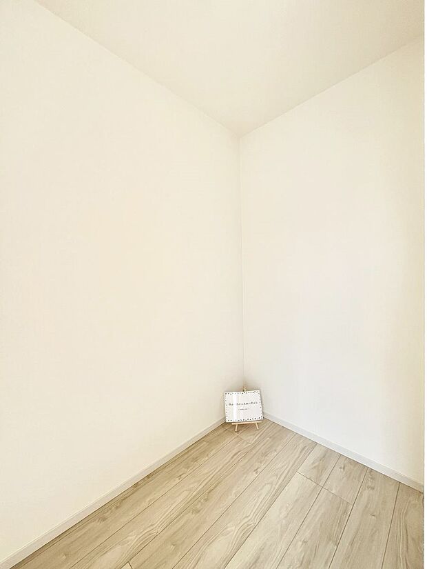 〜Walk-in Closet〜　必要なものやコーディネートを一覧して確認でき、身支度や準備が短時間で済むウォークインクローゼットを設置しました。家の中をすっきりとさせる便利な収納スペースです。