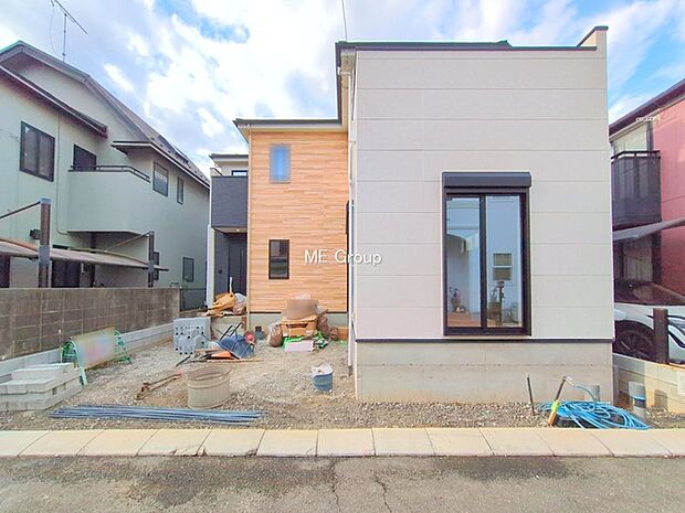 〜Exterior〜 駐車場2台置けます!(車種による) 自転車置き場や物置場として、お子様の遊ぶスペースとして、ゆとりある敷地だからこそ可能な多用途にご利用いただけるスペースです。