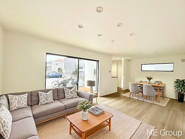 ◆2号棟◆~Living~ 家族の会話や笑顔が行き交うリビングです。大きなソファやダイニングテーブルでゆったり食事をしたりくつろぎたい♪そんな夢が叶えられる空間です!※家具はCGです