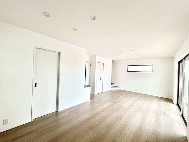◆2号棟◆~Living~ リビングに階段のある間取りです♪家族のコミュニケーションがスムーズに取れますね♪ゆとりある暮らしと心地よい住環境が紡ぐ贅沢な時間をご家族みんなでお過ごし下さい。