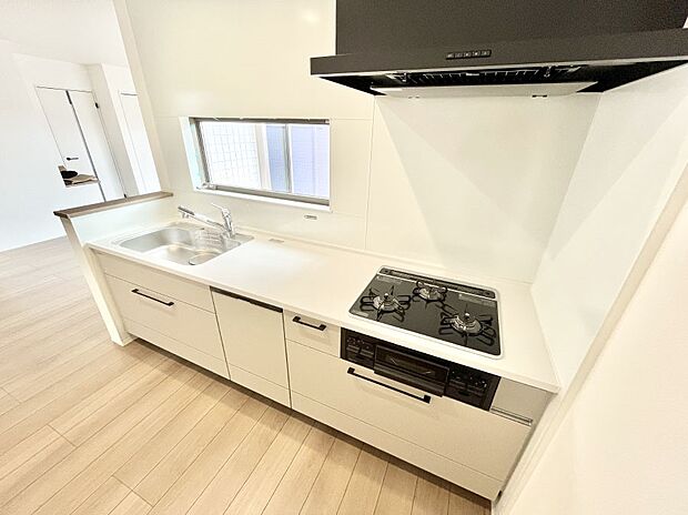 ◆2号棟◆~Kitchen~ 「さぁ今日は何を作ろう」こんなキッチンなら思いっきり料理ができちゃいます。キッチンからはリビングが一望できます。家族がつながるお家がここにございます。