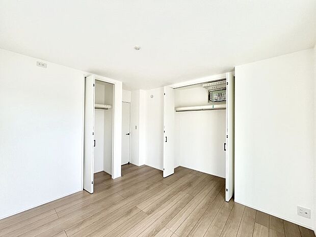◆2号棟◆~Bed Room~ 全居室には収納クローゼットを完備!普段使いのお洋服や小物はもちろん、季節物のお洋服などもしっかりと整理整頓おしまい頂けます。 居室空間を広く使用できますね。