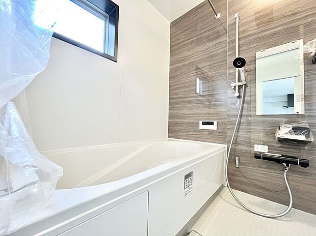 ◆2号棟◆~Bath Room~ 窓付きのバスルームは、採光もあり明るく気持ちの良い空間です。窓があることで、換気環境も良好。ゆったり寛げるバスルームで、毎日のバスタイムが楽しみになりそうです。
