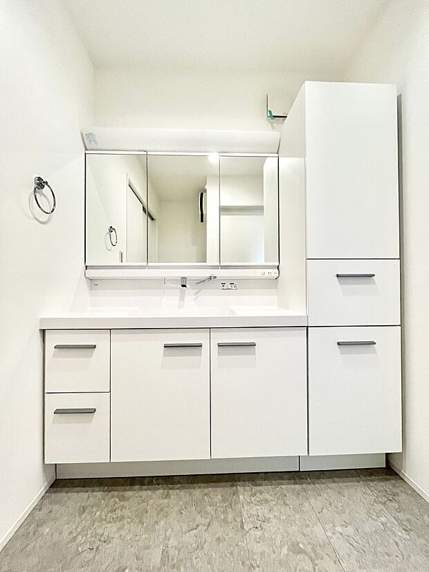 ◆2号棟◆~Dressing Room~ 十分な大きさの洗面台は収納もさる事ながら、身だしなみチェックや歯磨きなど、朝の慌ただしい時間でもホテルライクなスペースで余裕とゆとりを感じて頂けます。