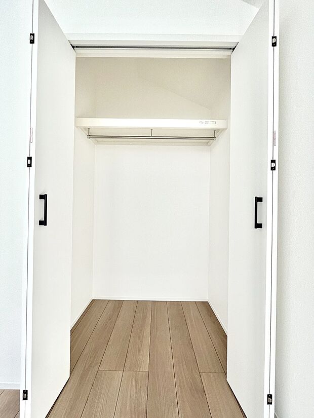 ◆2号棟◆~Closet~ 壁面クローゼットがあればタンスを置く必要がなく、出っ張りのないスッキリ空間を維持できます。限られたスペースを有効に活用できそう。衣類や趣味の品などたっぷり収納出来ますね♪