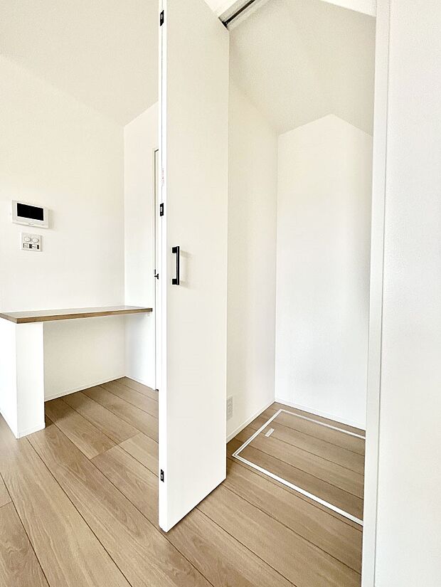 ◆2号棟◆リビング収納。ここに収納があると物が集まるLDKがスッキリ片付きそうですね。