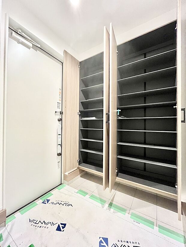 ◆2号棟◆たっぷり収納できるシューズボックスで家族全員の靴も、玄関すっきり。