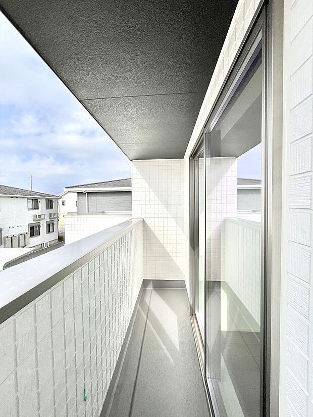 ◆2号棟◆~Balcony~ バルコニーは温かい陽がさしこみ、お布団や洗濯物を気持ちよく干すことができます。使いやすく開放的なバルコニーです♪陽ざしがたっぷり降り注ぐ、バルコニー付き住まい。