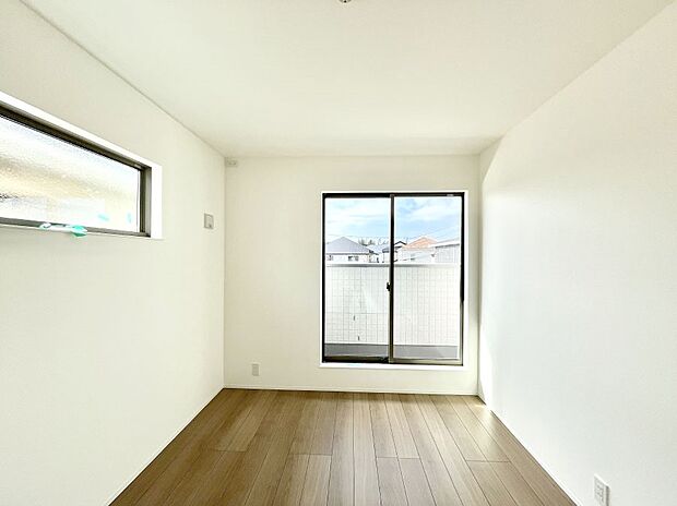 ◆2号棟◆~Bed Room~ マンションと違い部屋数が多いのが戸建てのメリットです。ご家族が増えたことで手狭に感じていた住まいも戸建てでは各居室プライバシーを保つことができます。