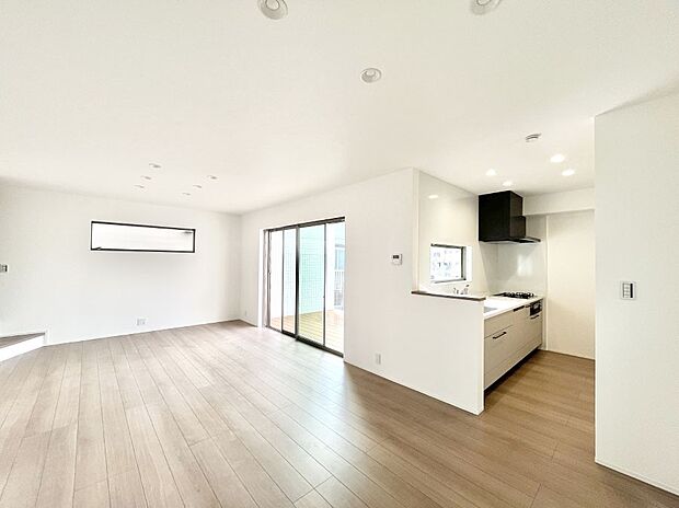 ◆2号棟◆~Living~ 豊かな陽光がこの場所を照らしだす。光溢れるこの空間はみんなの笑顔が集う場所、時を忘れ、つきることのないたわいもない会話を楽しむ時間、たくさんの思いが綴られる場所。