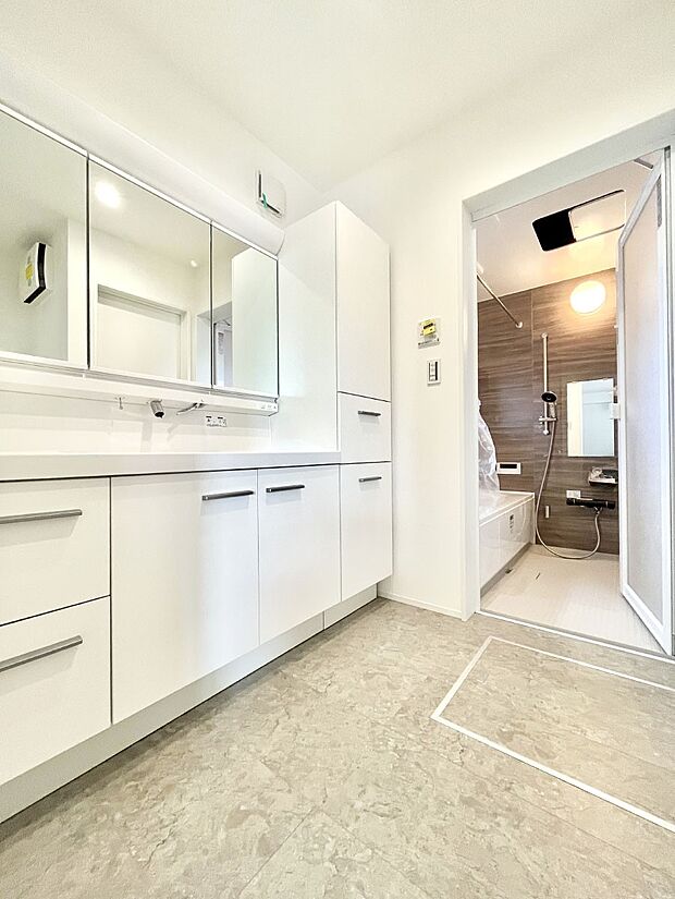 ◆2号棟◆~Dressing Room~ 清潔感溢れる色合いで統一されていると、スッキリと整った印象をうけます。鏡の裏にはたっぷりと収納スペースを標準装備!水廻りは、シンプルかつ機能性を重視して。