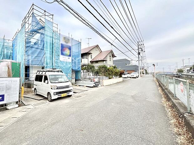 〜Exterior〜　前面道路は閑静な住宅地をはしる車通りの少ない道路。駐車の出し入れもらくらくです！ご不明点・現地見学のご希望は、お気軽にお問い合わせください！