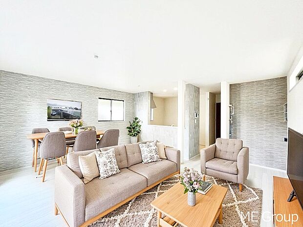 ◆P号棟◆~Living~ 家族の会話や笑顔が行き交うリビングです。子供が走ってる姿を見ながら、大きなソファやダイニングテーブルでゆったり食事をしたりくつろぎたい♪※家具はCGです