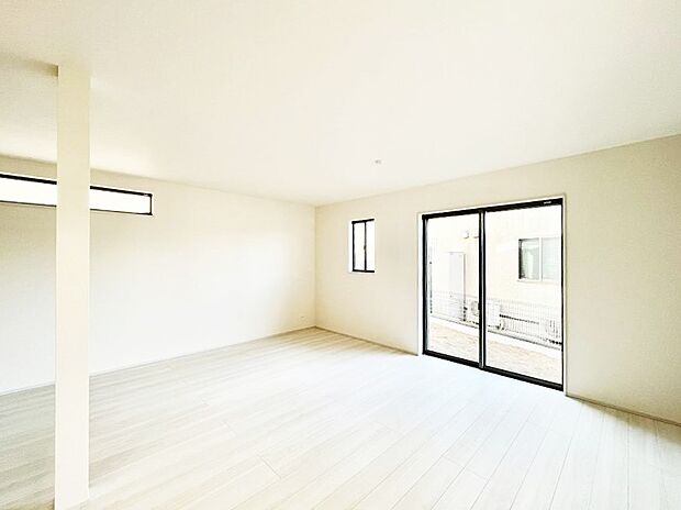 ◆P号棟◆~Living~ 飽きの来ないシンプルでおしゃれなLDK。大きな窓から日差しが差し込むので室内も明るく、家族の憩いの場としてピッタリです。開放感と日当たりの良さを是非ご覧ください!