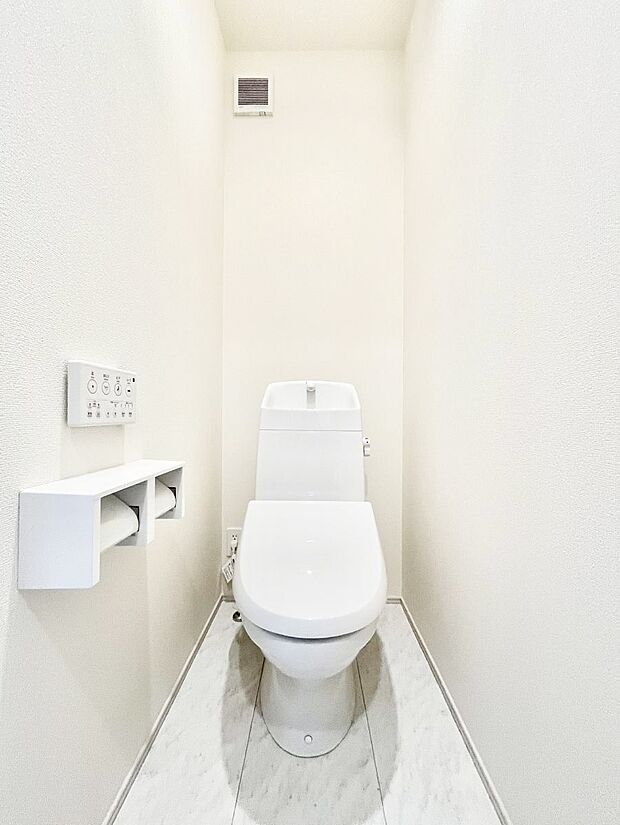 ◆P号棟◆~Toilet~ 清潔感のある水回り♪トイレはウォシュレット付きです◎トイレは毎日使わざるを得ないもの。いつも清潔を保ちたいですね。トイレが2ヶ所あるので朝の混雑時に便利です!
