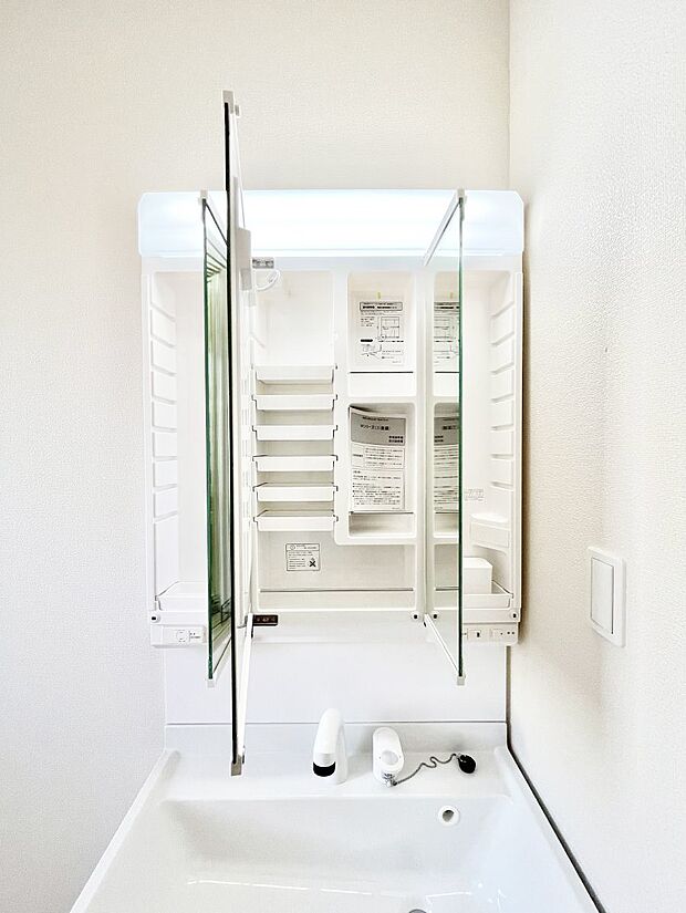 ◆P号棟◆三面鏡の裏に、化粧品や衛生用品などを収納可能。洗面台をすっきりと保ちます!