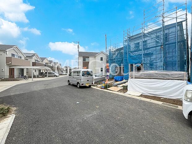 〜Exterior〜　前面道路は閑静な住宅地をはしる車通りの少ない道路。駐車の出し入れもらくらくです！ご不明点・現地見学のご希望は、お気軽にお問い合わせください！