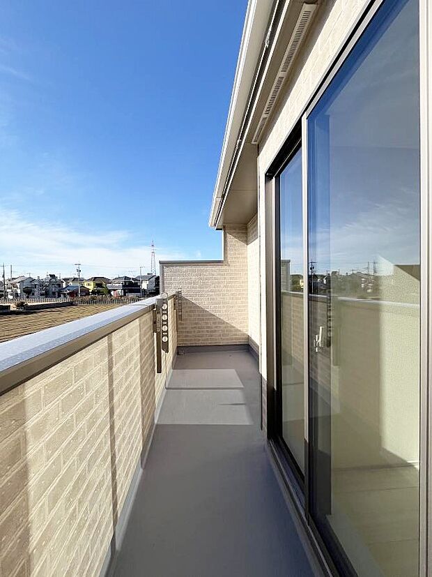 ◆P号棟◆~Balcony~ バルコニーは温かい陽がさしこみ、お布団や洗濯物を気持ちよく干すことができます。使いやすく開放的なバルコニーです♪陽ざしがたっぷり降り注ぐ、バルコニー付き住まい。