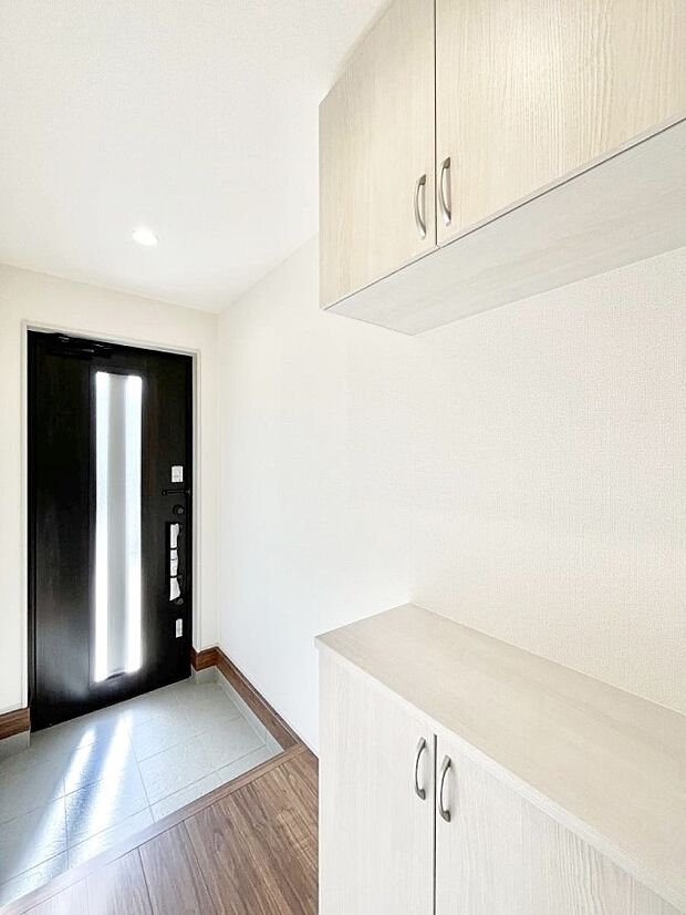 ガラススリットの入った玄関ドアが室内に光を届けてくれます