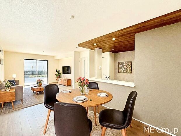 ご家族の賑やかな話し声で包まれる明るいリビング  ※家具はCGです