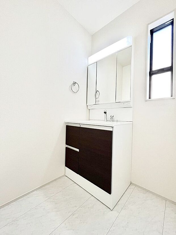 小窓がついているので湿気の多い場所でも換気が十分行えます。