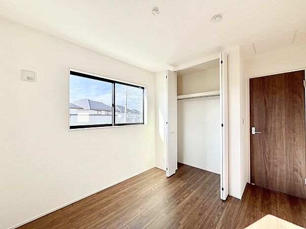 お子さまのお部屋としても!衣類の整理整頓に便利なクローゼット付きの洋室!