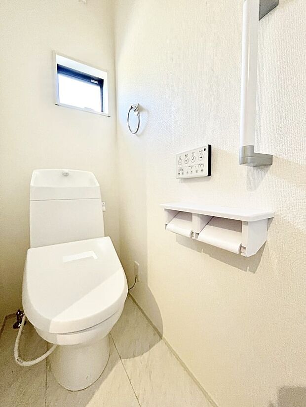 清潔感あるシャワートイレ。小窓から光が注ぎ込みます!