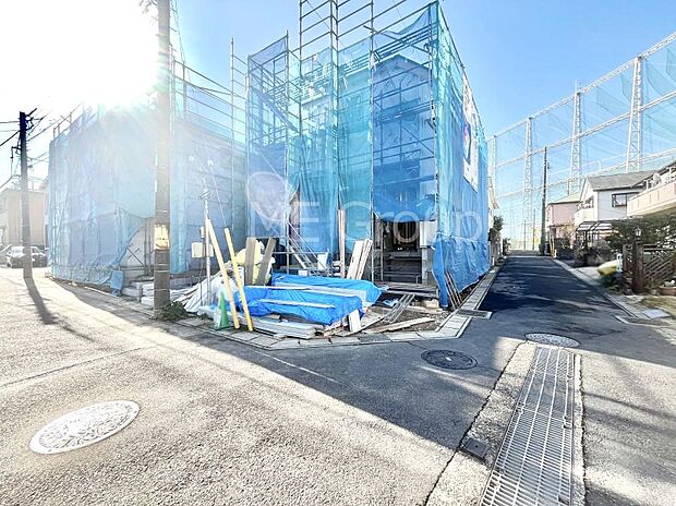 〜Exterior〜 前面道路は閑静な住宅地をはしる車通りの少ない道路。駐車の出し入れもらくらくです!ご不明点・現地見学のご希望は、お気軽にお問い合わせください!