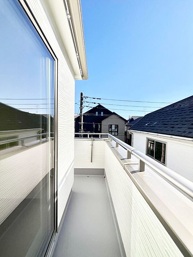 ◆A号棟◆〜Balcony〜  バルコニーは温かい陽がさしこみ、お布団や洗濯物を気持ちよく干すことができます。使いやすく開放的なバルコニーです♪陽ざしがたっぷり降り注ぐ、バルコニー付き住まい。  
