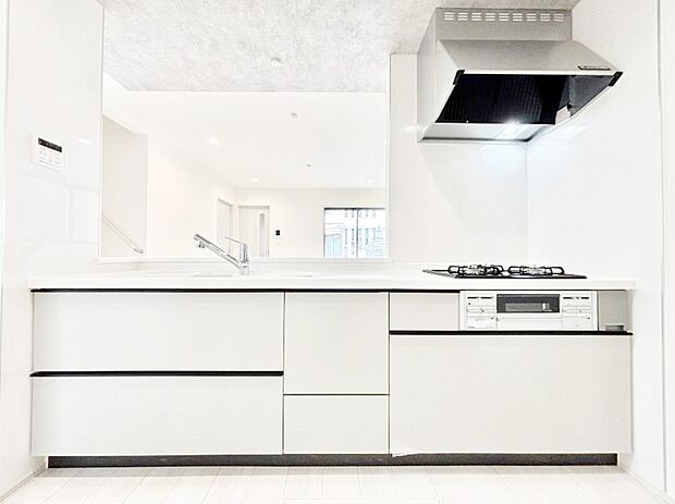 〜Kitchen〜　広くて使いやすいキッチンなら家族でいっしょに料理をつくったり、後片付けも手間なくできちゃいます♪収納もたっぷりあるので、いつもすっきりと清潔な印象を保てます。