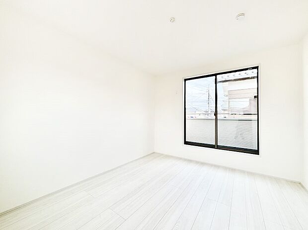 ~Bed Room~ 部屋数が多いのが戸建てのメリットです。ご家族が増えたことで手狭に感じていた住まいも戸建てでは各居室プライバシーを保つことができます。住まいにゆとりが生まれ心もリラックスできます♪