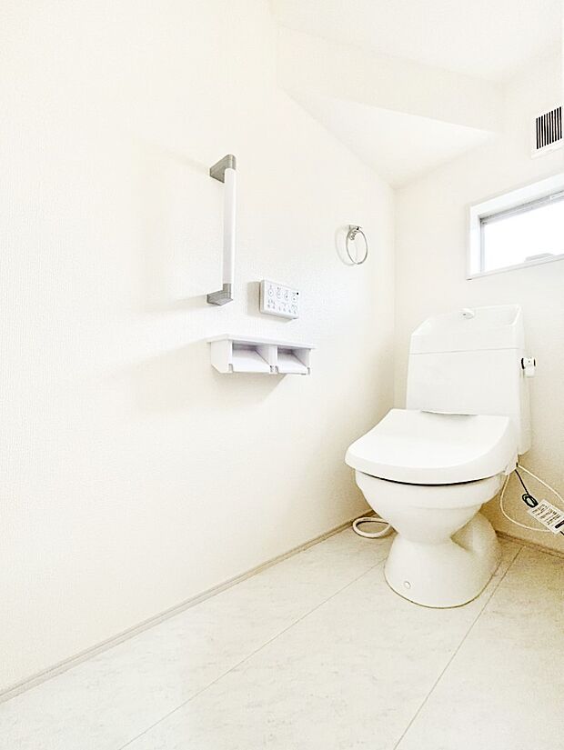 ~Toilet~ 綺麗・スッキリ・快適なウォシュレット付トイレでくつろげる空間です。トイレは毎日使わざるを得ないもの。いつも清潔を保ちたいですね。トイレが2ヶ所あるので朝の混雑時に便利です!