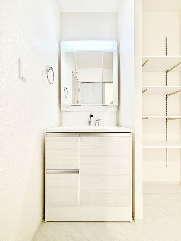 〜Dressing Room〜  清潔感溢れる色合いで統一されていると、スッキリと整った印象をうけます。  鏡の裏にはたっぷりと収納スペースを標準装備！  水廻りは、シンプルかつ機能性を重視して。