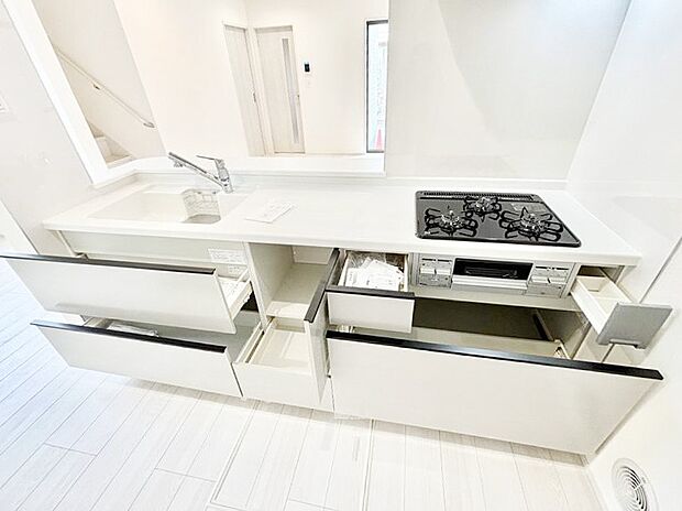 収納スペースもたっぷり！広々とした作業スペースで家事もラクラク！