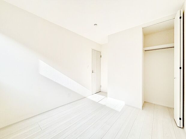 〜Bed Room〜  全居室には収納クローゼットを完備！普段使いのお洋服や小物はもちろん、季節物のお洋服などもしっかりと整理整頓おしまい頂けます。  居室空間を広く使用できますね。