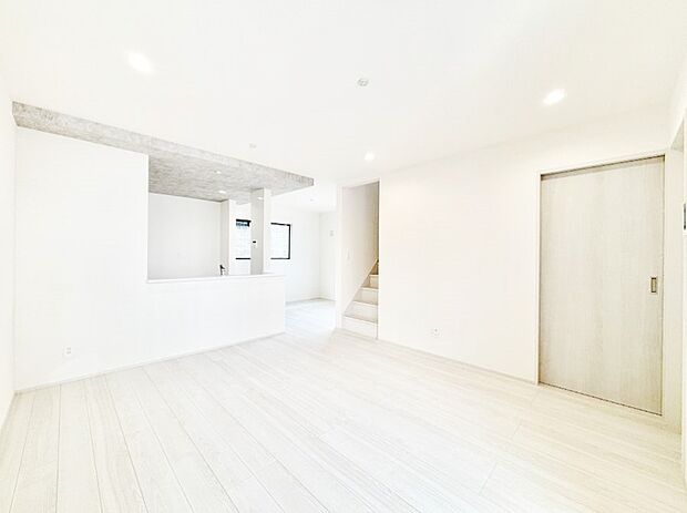 〜Living〜　リビングに階段のある間取りです♪家族のコミュニケーションがスムーズに取れますね♪ゆとりある暮らしと心地よい住環境が紡ぐ贅沢な時間をご家族みんなでお過ごし下さい。