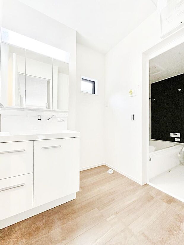 柔らかな朝の光を感じられる窓がついた洗面室