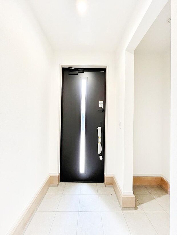 ◆1号棟◆〜Entrance〜　玄関は家の顔といわれますが我が家のセンスをさりげなく感じさせる魅力ある玄関造りも楽しみの一つ。帰宅する度に家族がほっとできる心地よい空間造りも大切ですね♪