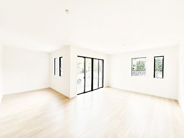 ◆1号棟◆〜Living〜　飽きの来ないシンプルでおしゃれなLDK。大きな窓から日差しが差し込むので室内も明るく、家族の憩いの場としてピッタリです。開放感と日当たりの良さを是非ご覧ください！