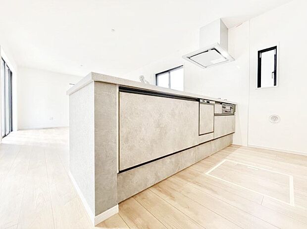 ◆1号棟◆〜Kitchen〜 広くて使いやすいキッチンなら家族でいっしょに料理をつくったり、後片付けも手間なくできちゃいます♪収納もたっぷりあるので、いつもすっきりと清潔な印象を保てます。