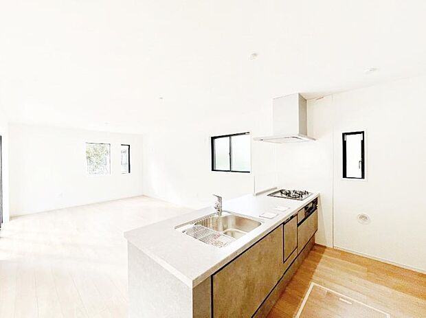 ◆1号棟◆〜Kitchen〜 会話が弾むリビング、料理が愉しくなるキッチン。家は、ただ生活する場ではなく、暮らしを愉しく、快適にする場所。笑顔の毎日、安らぎの日々のために、最新の設備・仕様を採用。