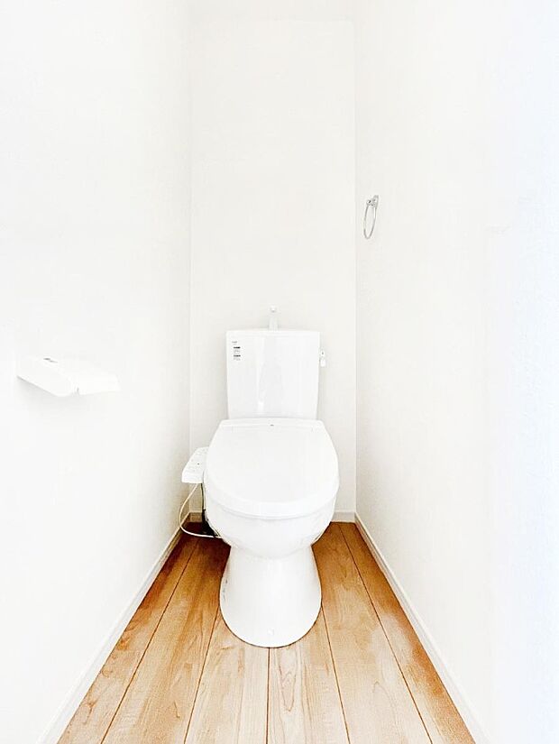 ◆1号棟◆〜Toilet〜 清潔感のある水回り♪トイレはウォシュレット付きです◎トイレは毎日使わざるを得ないもの。いつも清潔を保ちたいですね。トイレが2ヶ所あるので朝の混雑時に便利です!