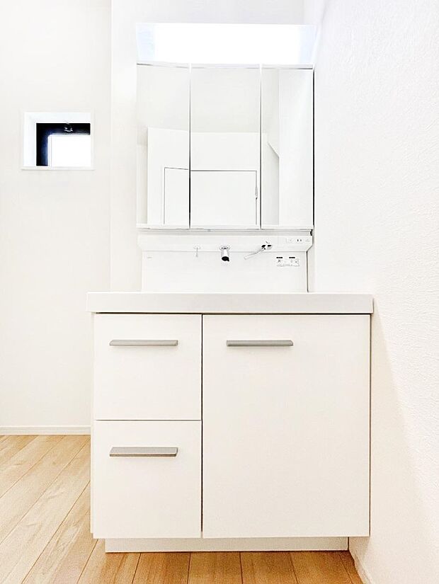 ◆1号棟◆〜Dressing Room〜 清潔感溢れる色合いで統一されていると、スッキリと整った印象をうけます。鏡の裏にはたっぷりと収納スペースを標準装備!水廻りは、シンプルかつ機能性を重視して。